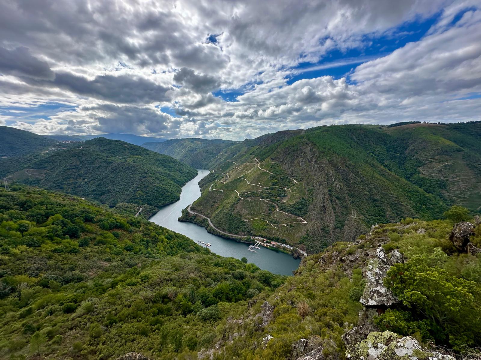 Vista panorámica del cañón del Sil en la Ribeira Sacra
