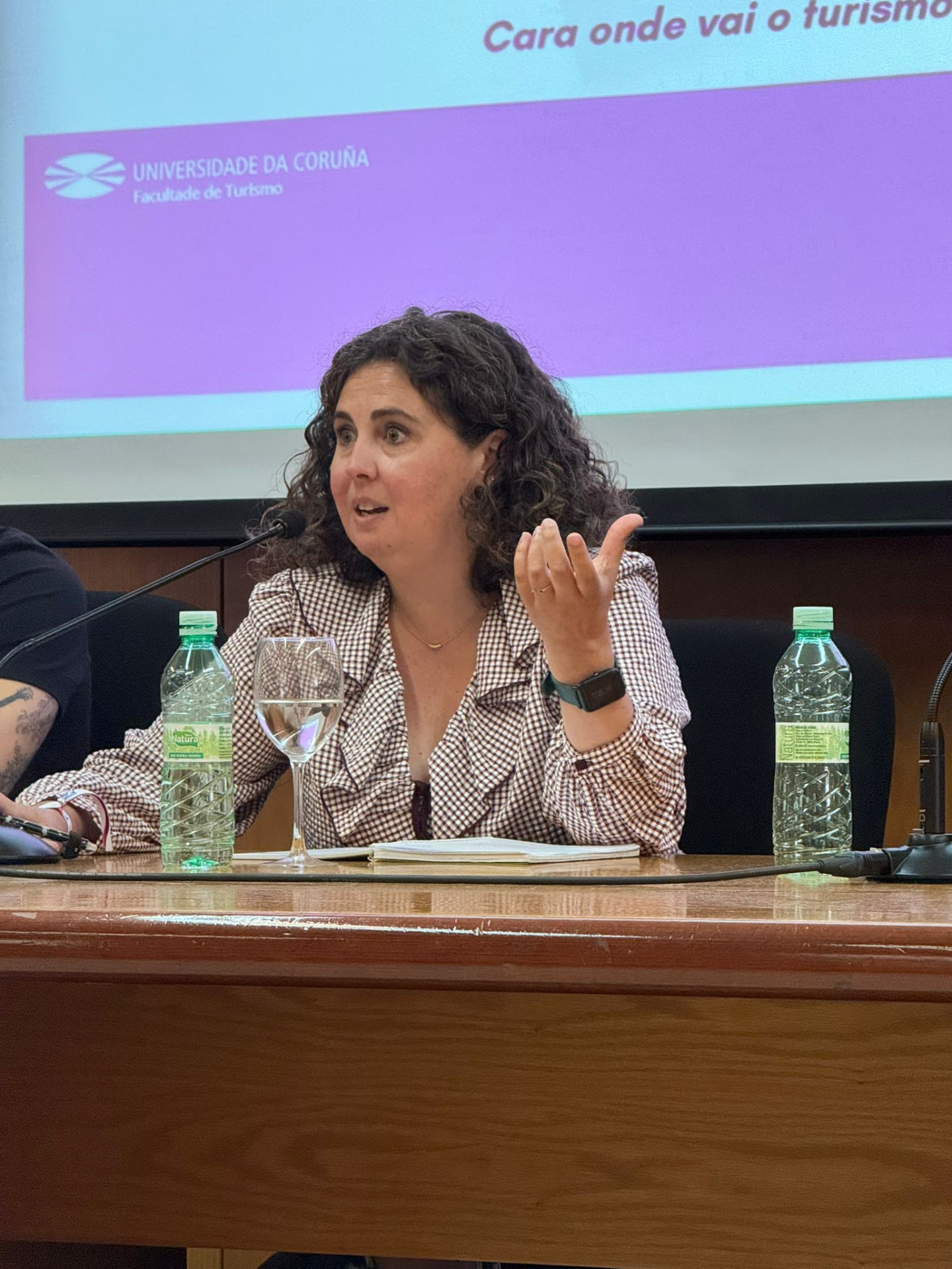 Marta Rodríguez Casas interviniendo en una mesa redonda de la Facultade de Turismo de la Universidade da Coruña